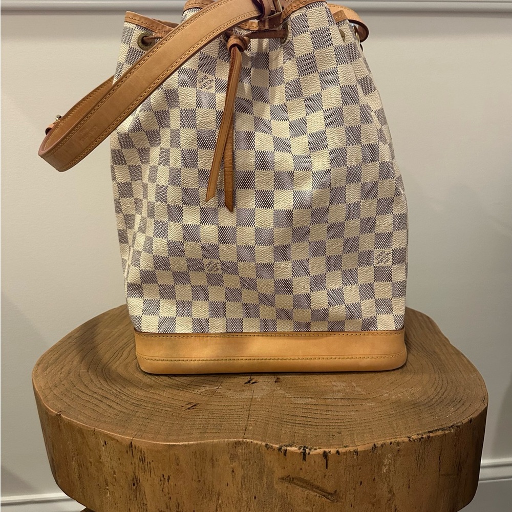 Louis Vuitton Noe Azure. Tan and Cream Checkered Shoulder Bag
